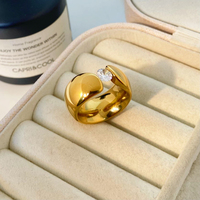 Neuer Modischer Breiter Zirkon-Edelstein-Ring mit Glatter Geometrischer Form aus Edelstahl mit 18k Gold Beschichtung Zertifizierter Schmuck