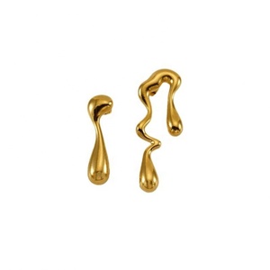 Bijoux personnalisés en gros, acier inoxydable plaqué or, forme irrégulière asymétrique, design minimaliste unique, boucles d'oreilles à clous - Product Image 1