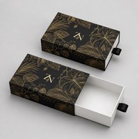 Boîte cadeau de luxe à tiroir coulissant pour vin, avec manchon noir mat à motif feuille tropicale et dorure à chaud, et tirette de tiroir en ruban, logo personnalisé