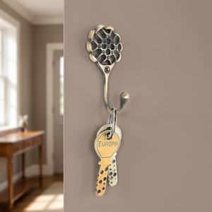 Gancho de pared de metal vintage con diseño floral y soporte para llaves para montaje en puerta o pared - Product Image 1