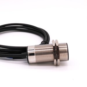 Capteur photoélectrique à boîtier métallique, détection plastique et métal, portée 50 cm, 30 VDC, 3/4 fils, réflexion diffuse - Product Image 4