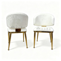 Chaises de mariage haut de gamme avec assise en tissu blanc et base en acier doré, parfaites pour la location de lieux événementiels et les commandes en gros.