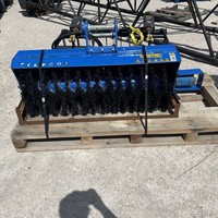 Balai rotatif pour excavatrice - Ce dispositif haute puissance est doté d'une brosse rotative qui balaye rapidement et facilement les débris