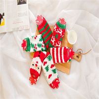 Chaussettes de Noël à rayures floues en velours polaire corail pour femmes avec logo personnalisé Chaussettes d'intérieur confortables pour l'hiver pour femmes