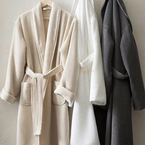 <span class=keywords><strong>Accappatoio</strong></span> di Lusso in Cotone Turco 100% <span class=keywords><strong>con</strong></span> Logo Ricamato, <span class=keywords><strong>Collo</strong></span> <span class=keywords><strong>a</strong></span> <span class=keywords><strong>Scialle</strong></span>, Tessuto Waffle Terry e Bordatura Bianca per Hotel e Spa 5 Stelle - Product Image 5