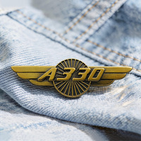 Épingles métalliques personnalisées pour compagnies aériennes, ailes avec logo sur mesure en alliage de zinc pour uniformes d'équipage de cabine, vente en gros pour agences de distribution