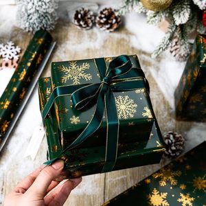 Rollo de Papel de Regalo Navideño de 17 Pulgadas x 33 Pies, Diseño de Copos de Nieve Verdes y Dorados, Papel de Embalaje para Regalos, Reciclable, de una Sola Cara - Product Image 5