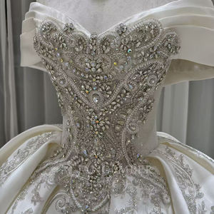 Vestido de Novia Moderno OY035 con Escote Corazón, Satén, Bordado Floral, Encaje y Aplicaciones de Cristal, Cola Capilla, Estilo Princesa - Product Image 4