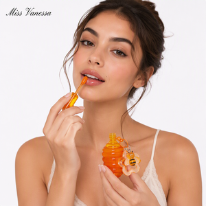 Brillo labial Miss Vanessa Honey proporciona una hidratación profunda, un brillo natural, ligero y no grasoso. - Product Image 1