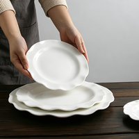 Sous-assiettes en porcelaine tendre à bords festonnés pour mariages, assiettes en céramique blanche à bord ondulé