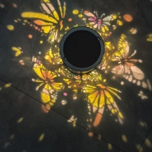 Lámpara Solar de Colibrí Colorida, Luz LED Colgante para Jardín Exterior, Resistente al Agua, con Batería Incluida - Product Image 4