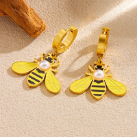 Vente en gros de boucles d'oreilles pendantes en forme d'abeille de haute qualité en acier inoxydable 316L plaqué or 14k 18k avec perles pour femmes