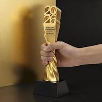 Trophée en résine dorée torsadée HBL 2026 avec logo gravé pour la cérémonie annuelle des salons de beauté - Fournisseur en gros
