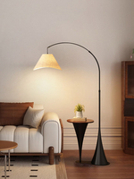 Lampadaire de style vintage avec lampe de pêche à poser près du canapé du salon, combiné à une table basse et une table de chevet
