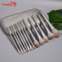 Ensemble de 12 pinceaux de maquillage de luxe en poils de chèvre argentés avec manche en bois et étiquette personnalisée, avec sac en PU - Application visage