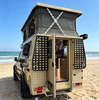 Camper de type slide-in pour pick-up, coque rigide, très bien noté, idéal pour les aventures de camping en plein air, avec barres de toit robustes.