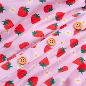गर्मियों नई शैली बच्चा लड़कियों के कपड़े ताजा स्ट्रॉबेरी मुद्रित कपड़े फीता सिलाई का पट्टा बटन नीचे पोशाक