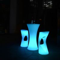 Meubles de bar modernes à LED multicolores Décorations de table en plastique éclairées Meubles de mariage en plein air rechargeables Design