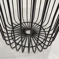 Table d'appoint ronde en MDF noir avec structure en fil métallique