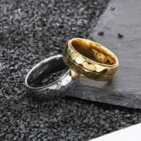 Bague pour homme plaqué or vintage Texture lisse martelée individuelle simple Conception de niche Texture à double rangée pour les fêtes cadeaux