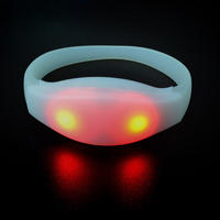 Bracelet LED personnalisé, écologique, vibrant, lumineux, télécommandé, à commande vocale, pour la décoration sur le thème de la romance