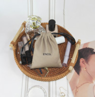 Pochette à bijoux en velours anti-poussière avec cordon de serrage, logo personnalisable, en flanelle et daim, réutilisable, petit sac à pompon