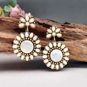Orecchini vintage con conchiglia turchese, regalo per feste da donna - Product Image 3