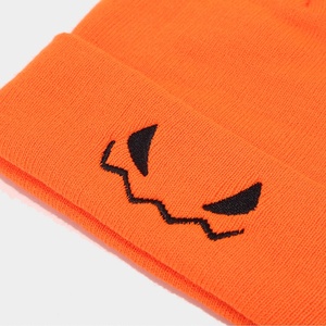 Berretto in maglia arancione ricamato di zucca di Halloween per uomo donna divertente cappello Pullover in filato - Product Image 6
