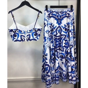 Completo Estivo da <span class=keywords><strong>Donna</strong></span> Americano, Nuovo Top con Bretelle e Gonna a Stampa Ceramica Blu e Bianca, Casual e Sexy - Product Image 2