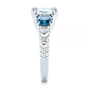 Anello F161 con Tre Pietre Moissanite Taglio Asscher in Oro Bianco con Montatura a Griffe, Anello di Fidanzamento per Donna - Product Image 6