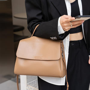 Sac de transport pour femme en cuir véritable imperméable et tendance, avec une grande capacité, design simple et couleur unie, sac à main pour femme - Product Image 1