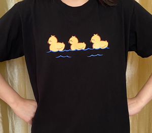Camiseta OEM ODM con Estampado de Patos para Mujer, Cuello Redondo, 3 Patos en el Agua, Patitos Adorables, Tallas S M L - Product Image 3