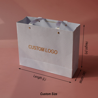Sacs à provisions en papier de marque personnalisée avec logo, sac cadeau en papier avec poignée en ruban d'emballage de parfum texturé blanc de luxe