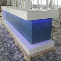 Ensemble de comptoir de bar en forme de L en surface solide personnalisée pour restaurant, bar lounge avec armoire à vin et colonne en pierre artificielle