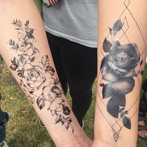 Alta calidad medio <span class=keywords><strong>brazo</strong></span> Rosa flor gris <span class=keywords><strong>hombre</strong></span> temporal etiqueta engomada del tatuaje impermeable - Product Image 2
