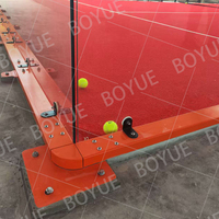 Terrain de padel plein champ résistant au vent avec structure en verre trempé pour complexe hôtelier