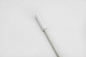 スプリング式フックとフレンドリーなタッチハンドルホワイトを備えたフリッキングスティックグラスファイバーバトン - Product Image 2