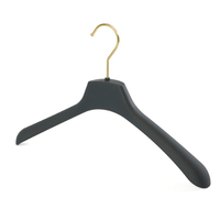 Cintres en caoutchouc personnalisés en gros pour magasins de vêtements, cintres en plastique, cintres en bois personnalisés avec logo