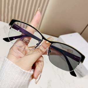 2025 Simple medio marco <span class=keywords><strong>arte</strong></span> decorativo gafas ópticas marcos de Metal cuadrados ordenador CAMBIO DE Color Anti luz azul gafas - Product Image 1