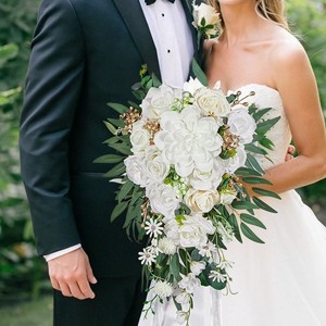 <span class=keywords><strong>Bouquet</strong></span> <span class=keywords><strong>de</strong></span> <span class=keywords><strong>mariée</strong></span> artisanal en soie artificielle <span class=keywords><strong>ivoire</strong></span> pour mariages, anniversaires et cérémonies <span class=keywords><strong>de</strong></span> demoiselles d'honneur - Product Image 2