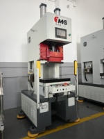 Petite mini-feuille de fabrication de papier à chaud CNC à basse vitesse de 30 tonnes, machine de découpe pour le traitement, ligne de production automatique d'estampage