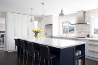 Meubles de cuisine modernes haut de gamme, style Shaker blanc, en bois massif avec comptoirs en acrylique et marbre, pour appartement.