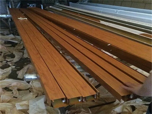 Panel de aluminio con transferencia de grano de madera, tablero metálico con imitación de grano de madera, adecuado para instalación en techos interiores. - Product Image 3