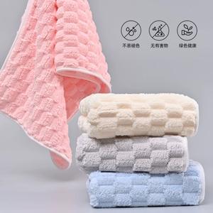 مناشف حمام بالجملة من المخمل المرجاني فائق الامتصاص من الألياف الدقيقة، بتصميم مربعات سميكة وناعمة ولطيفة على البشرة وقابلة للتعليق ثنائية الاستخدام - Product Image 4