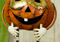 Décoration de jardin Halloween : Chapeau de sorcier, citrouille, faucille ensanglantée en métal, thème crèche abandonnée, avec gravure « Récolte d'horreur »
