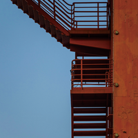 Escalier Orient : Structure Solide, Personnalisé, Chic, Intérieur, en Bois de Teck avec Rampe en Corde Métallique