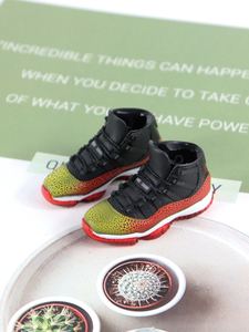 Chaussures de sport miniatures 3D à succès, 12 paires en boîtes mystères 100 % surprise, style anime, en plastique - Product Image 5