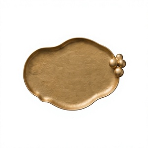 Plateau de service de luxe en métal doré, forme galet, brossé, avec accents perlés, pour centre de table de café ou décoration événementielle - Product Image 1