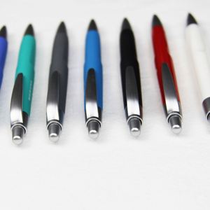 Stylo en plastique personnalisé avec logo, revêtement en silicone, pour usage en chambre d'hôtel, réunion, conférence, fabrication sur mesure en usine - Product Image 2