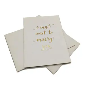 Personalizado A5 B5 A4 Tri-fold tarjetas de boda estampado en caliente e impresión UV en papel cartón Kraft Material